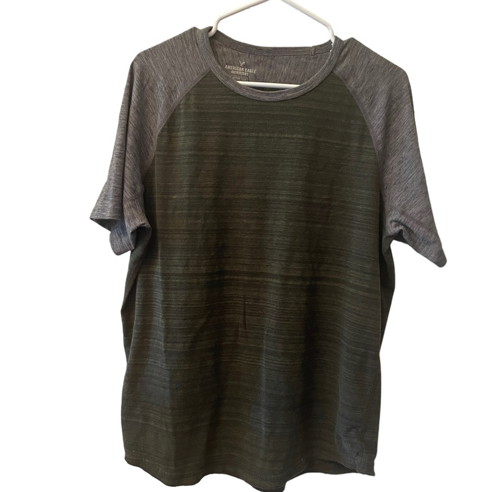 Men’s American Eagle gray and green t-shirt size L